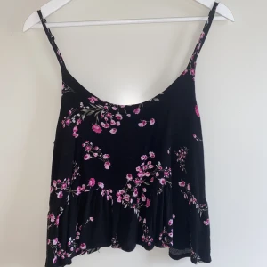 Blommigt linne från L.A Hearts 🌸🖤 - Ett blommigt linne från L.A Hearts 🖤🌸storlek XS  köpt i USA  Andvänd några fåtal gånger 🥰