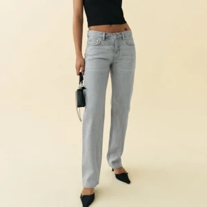 Gina tricot låg midjade jeans  - Säljer nu mina låg midjade jeans, helt oanvända. Dessa är slutsålda på hemsidan.