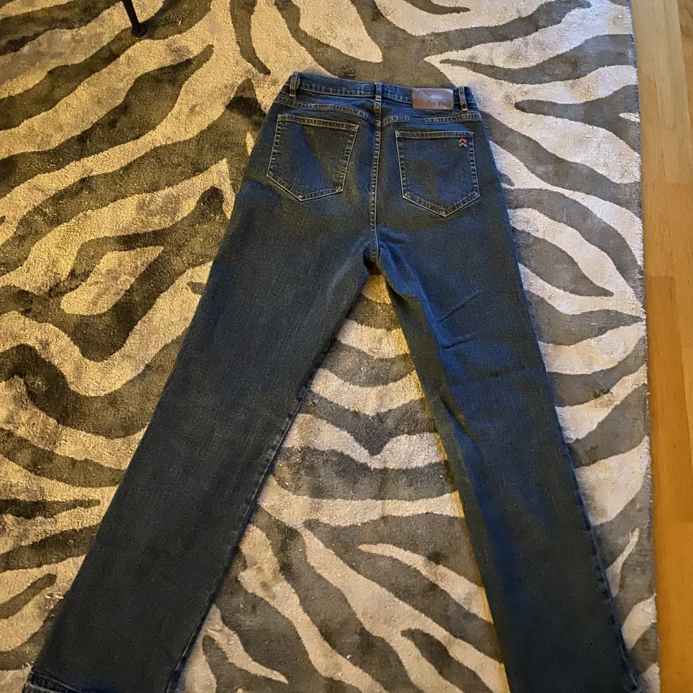 Säljer dessa mörkblå jeans från Prêt i straight fit för ett rimligt pris. . Jeans & Byxor.