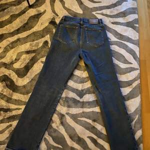 Säljer dessa mörkblå jeans från Prêt i straight fit för ett rimligt pris. 