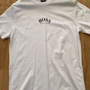 Hugo boss  - Hej jag säljer min Hugo boss tröja som inte kommer till användning och därför jag säljer den. Dm för mer bilder eller frågor (hjälper en vän)
