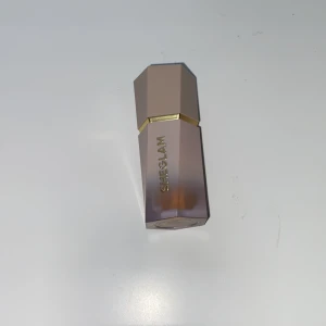 Sheglam contour shade warm honey - Jag använde den en gång men blev inte nöjd med färgen på mig! Köpte den för 50kr och tänkte att någon annan kan få nytta av den