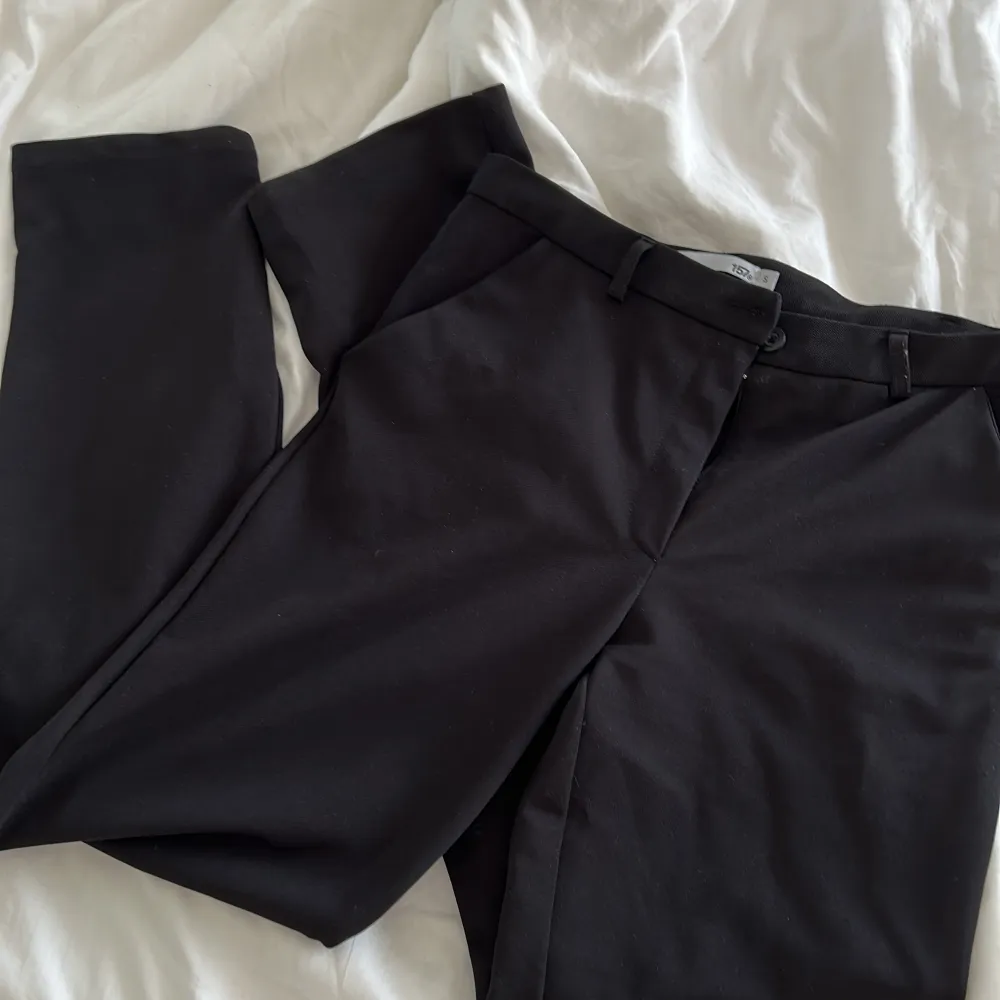 Helt oanvända kostymbyxor från lager 157 skulle säga att dom är mer mid waist:). Jeans & Byxor.