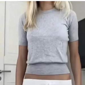 grå stickad tshirt från Zara, använt få gånger så bra skick💗säljer då den inte kommer till andvändning 