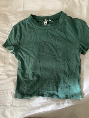 Grön topp - Grön topp från H&M. Mörkgrön. Knappt använd. 