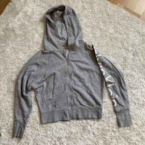 Calvin Klein hoodie dam - Hoodie från Calvin Klein i en kort modell. Fint skick. Storlek S.