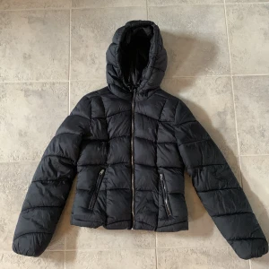 Dunjacka Bershka - En dunjacka med luva från Bershka, perfekt till hösten! I bra skick, inte använd många gånger. I storlek M. 