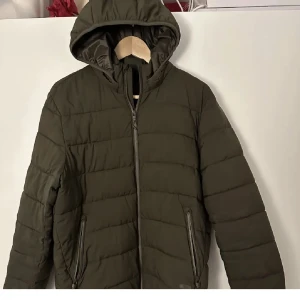 Dunjacka från Mango - En khakifärgad dunjacka från Mango! Tecken på användning finns men annars i fint skick!⭐️ Skriv privat för fler bilder!