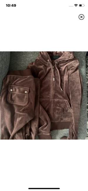 Juicy couture sett -  Ett par jätte fian bruna Juicy couture sett som är köpt ifrån nelly för 2300 men nu säljer 1300 de är i bra skick dom på bilden! Båda är i storlek S