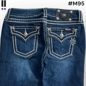 M95 lågmidjade bootcut missme jeans  - MissMe jeans i model Boot 💜 Tag 28W 💜Midja (rakt över) 35cm 💜 Innerben 75cm 💜 Ytterben 97cm 💜 Benöppning 21cm 💜 Små fläckar 💜Våra mått blir W=27, L=29 💜 Men jämför alltid måtten💜