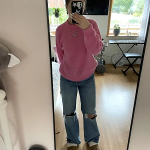 Blå jeans - ”perfect jeans” med hål från Gina tricot!