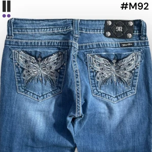 M92 lågmidjade bootcut missme jeans  - MissMe jeans i model Boot 💜 Tag 30W 💜Midja (rakt över) 39cm 💜 Innerben 68cm 💜 Ytterben 109cm 💜 Benöppning 21cm 💜 nedgångna och distressed 💜Våra mått blir W=30, L=26 💜 Men jämför alltid måtten💜