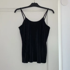 Plisserat linne - Svart plisserat linne från H&M