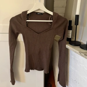 Brun ribbad tröja - Brun ribbad tröja från Gina tricot, använd en gång🥰