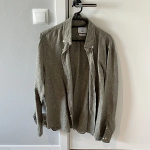 Bläck skjorta - Stor flyttstädning Alla plagg i storlek S-M och passar ca 1.70-185cm samt 70-83kg Mycket av kläderna aldrig använda  Jag kommer inte skicka några fler bilder  Finns i Uppsala