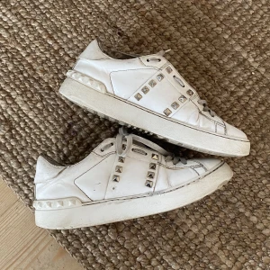 Valentino skor - Jätte fina men kommer tyvärr ej till andvändning, ganska slitna därav priset, två taggar är borta men på ställen man värkligen ej ser det så tydligt på. Skriv för fler bilder på slitningar💓💓⚡️⚡️tyck gärna köp nu. Dem är äkta, dustbag medföljer. Kan passa 39