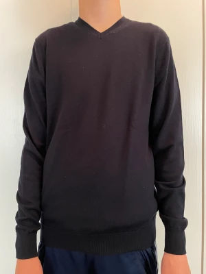 Cos Kashmir tröja - En mörkblå v neck tröja sitter ganska slim och är väldigt snygg