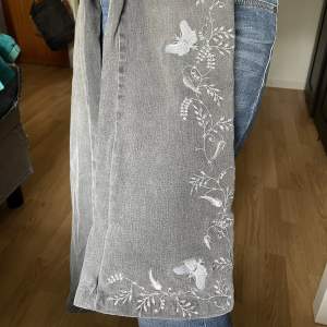 Jättefina unika broderade gråa jeans! Utsvängda och midwaist. Ficka på baksidan med dragkedja 
