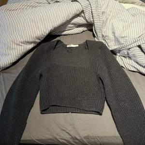 Stickad tröja - Stickad tröja från zara som inte kommer till andvändning längre jätte skön och tvättas såklart innan jag postar
