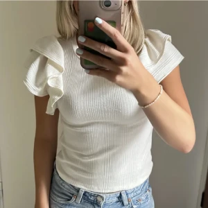 Zara volangtopp - Helt oanvänd volangtopp från Zara i stl S! Den är inte vit utan väldigt ljusbeige enligt mig🫶🏼