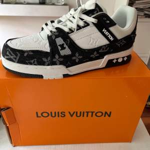 LV Trainers, storlek 43. Köpta på eBay för ca 1 år sedan, därav tyvärr inget äkthetsbevis. Dessa är i nyskick och aldrig använda p.g.a. att de är för stora för mig. Box (mindre skada) medföljer. Pris kan diskuteras.