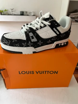 Louis Vuitton - LV Trainers - LV Trainers, storlek 43. Köpta på eBay för ca 1 år sedan, därav tyvärr inget äkthetsbevis. Dessa är i nyskick och aldrig använda p.g.a. att de är för stora för mig. Box (mindre skada) medföljer. Pris kan diskuteras.