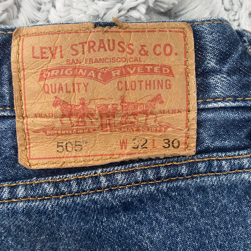 Lågmidjade vintage levis jeans med en rak passform i en mörkblå wash. Knappast använda   knappt använda . Jeans & Byxor.