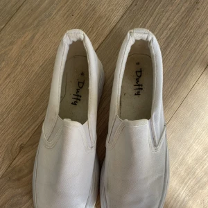 Slip on skor  - Slip on skor som är använda fåtal gånger. Normal i storlek. Har lite fläckar men går nog bort genom tvätt. 