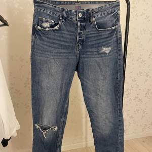 Oanvända jeans i storlek 28 från H&M, superfint skick!