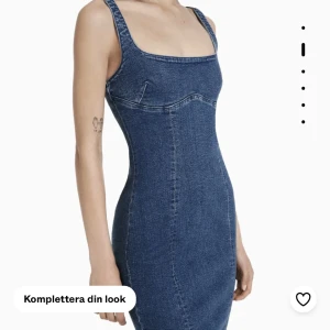 Jeansklänning - Midi lång Jens klänning från bershka. Aldrig använd, strl M