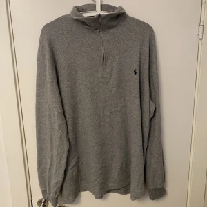 Half zip - Ralph Lauren half zip. Säljer för den passar inte