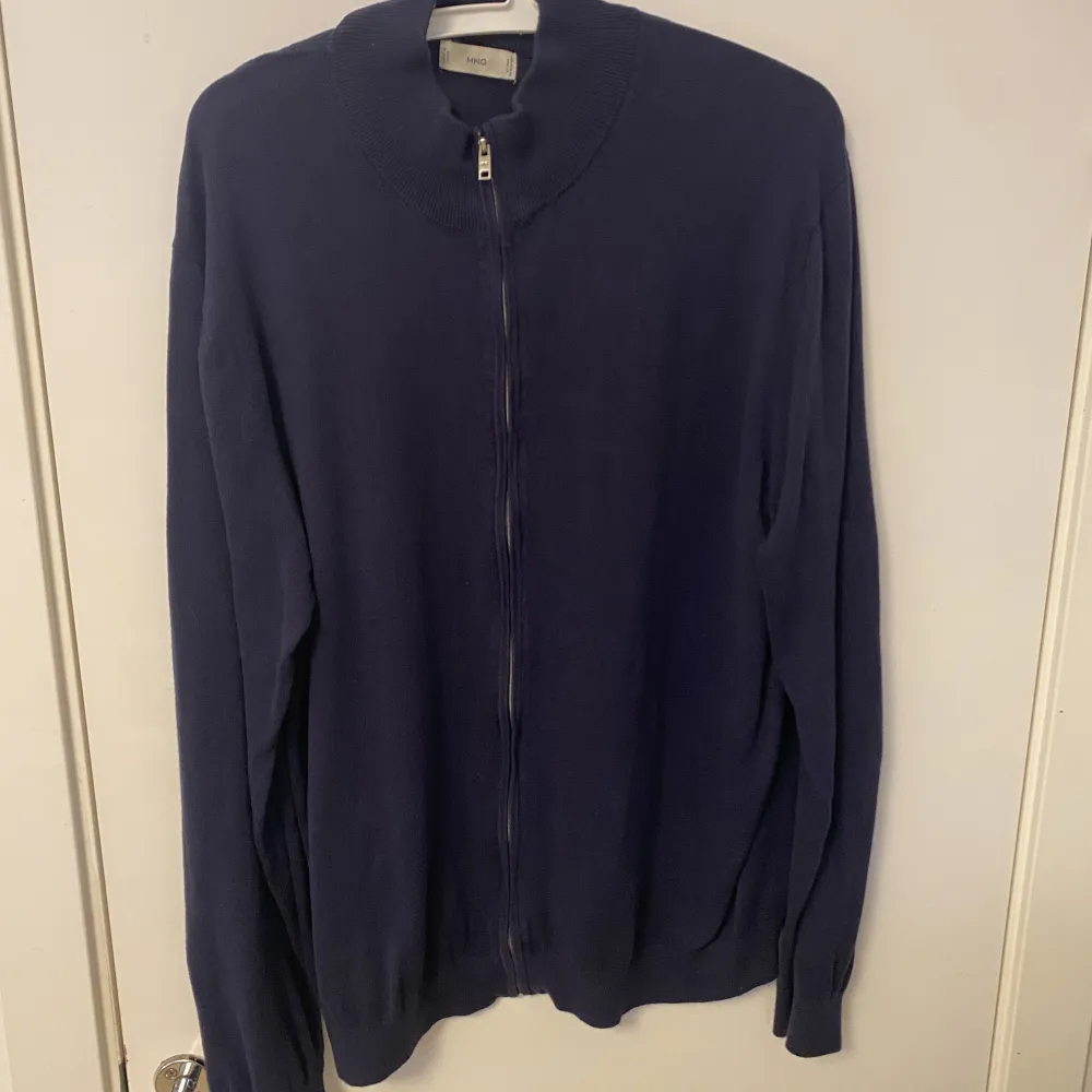Full zip tröja från mango. Säljer för den passar inte längre. XL men passar L. Tröjor & Koftor.