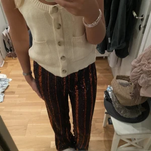 Paljett byxa - Så snygga paljett byxor ifrån Zara! Super fint skick. 