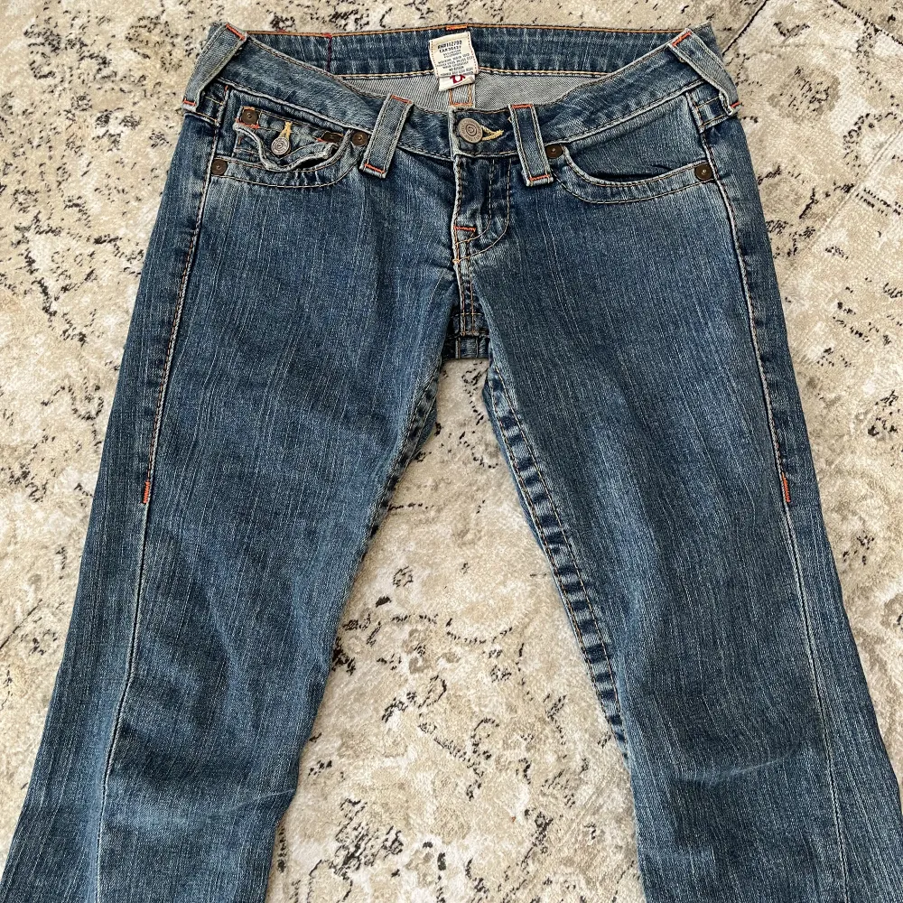 Drömjeansen från True Religion, jeansen är i nytt skick och bootcut. Storlek 25. Säljer pågrund av att jag har fel storlek. Midjemått: 38 cm Innerbenslängden: 82 cm. Jeans & Byxor.