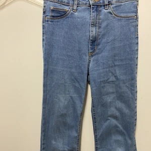 Utsvängda jeans - Utsvängda jeans för bara 55kr. Passa på och köp. Säljer de för de har blivit för små för mig men annars så är de för fina 