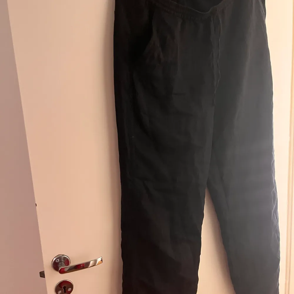 fina svarta cargo pants från zara. Jeans & Byxor.