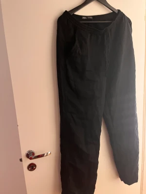 cargo pants - fina svarta cargo pants från zara