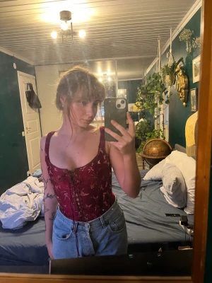 Korsett  - Super snygg korsett i en rosa röd färg, med justerbara snören på framsidan och spännen vid ryggen 