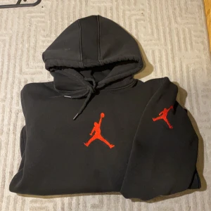 Jordan Hoddie  - Säljer har knappt använt den fick den i present. Det är i storlek M passar även S. (Hjälper en vän) dm bild och frågor 