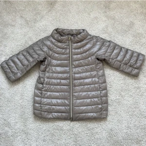 Herno jacka  - Nu säljer ja min super fina Herno jacka!Verkligen perfekt nu till hösten💕Tidiagre köpt här på Plick , säljer då den inte kommer till användning! Mott:  Läng 50 cm Ärm 40 cm! Skulle även säga att den passar S💕 Hör av vid eventuella frågor!