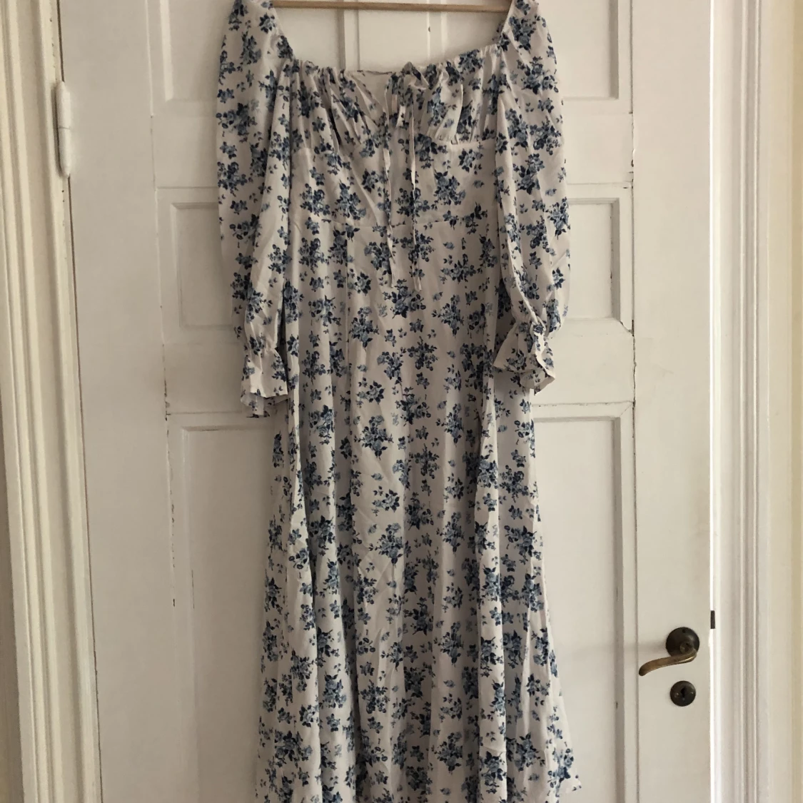 Vit blå somrig klänning med slit - 90