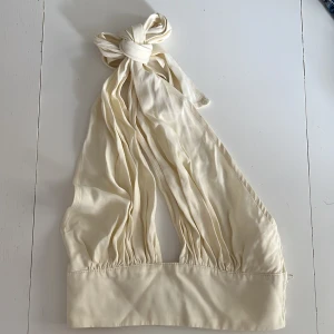 Sidentopp med öppen rygg - Jättefin sidentopp med öppen rygg som man knyter runt halsen!💖den är köpt på chiquelle och använd Max 2 gånger. Den är i storlek S men skulle säga att den passar från xs-m då den är justerbar i nacken!