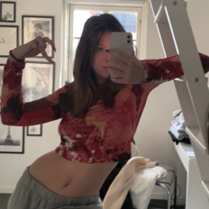 Y2k tröja - Nice tröja med coolt y2k tryck. Är även i Bra skick. 