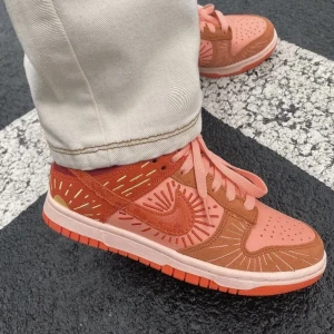 Nike dunk Winter Solstice - Säljer dessa Nike dunk low Winter Solstice limiter edition. Använda fåtal gånger, mycket bra skick. Köpta på Soleplus.se för 2.599:-. 