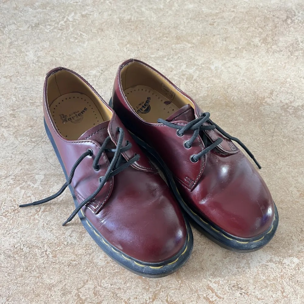 Äkta Dr. Martens skor; väldigt fina. Har använt dem kanske mindre än tio gånger.  Inköpta på Zalando  Nypris 1900kr . Skor.
