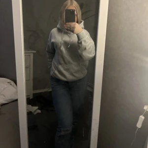 Hoodie - Tar tyvärr ej returer. Köparen står för frakt, står inte för postens slarv. Priset går att diskutera.