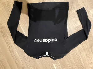 Adidas Neo tjej tröja Small - Storlek s Tjej college tröja från Adidas Svart med vit text Djur och rökfri hem  