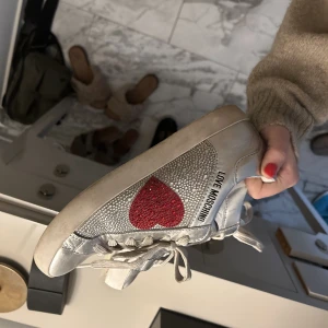 Love Moschino skor  - Så snygga sneakers från Moschino, köpta för 2800kr! Storlek 37!❤️VÄLDIGT sparsamt använda