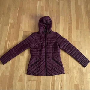 Vår/Höst Jacka - Denna jacka har används några gånger men den ser helt ny ut. Om man inte vill ha luvan på jackan finns det en dragkedja man kan ta bort den med, man kan även se detta på sista bilden :)