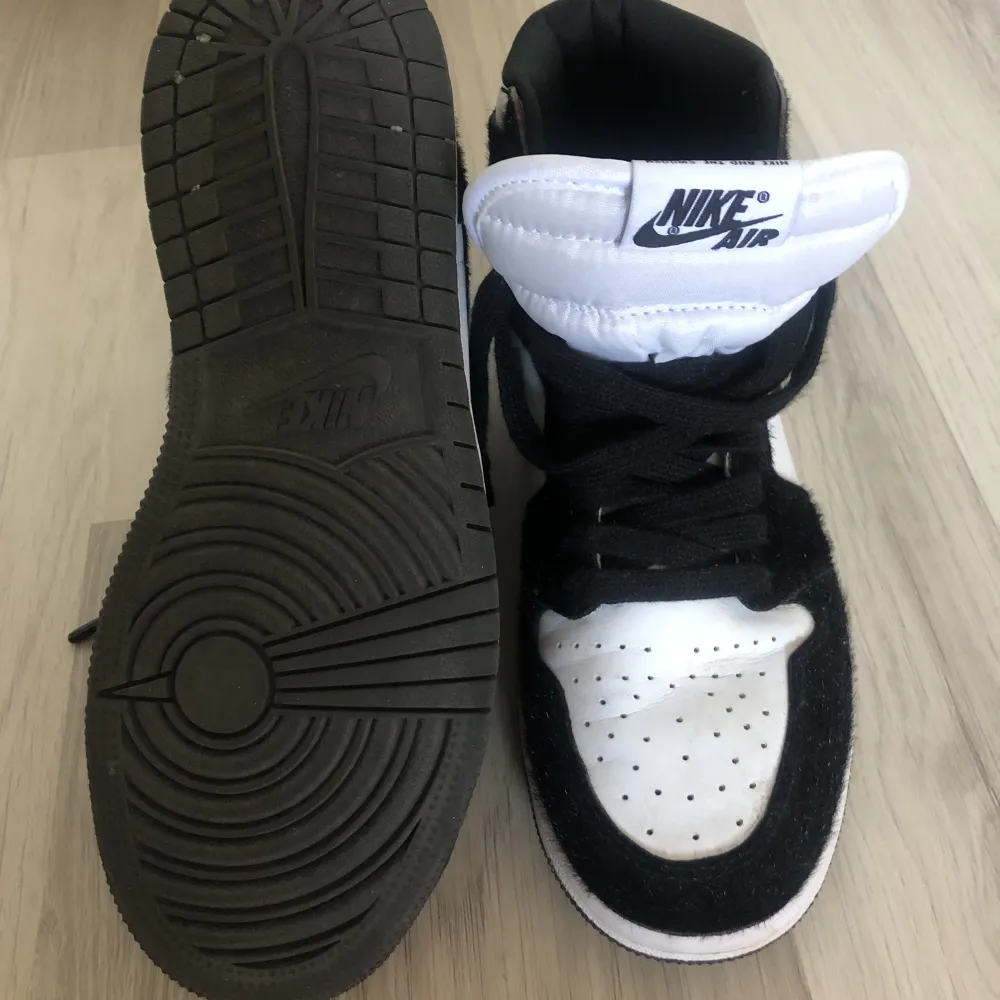 Nike Air Jordan stl 38, knappt använda! Obs! Det svarta ”tyget” är lätt hårigt- zooma in bild! Knappt använda . Skor.
